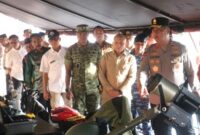 1766228764606-kapolda-babel-irjen-viktor-t-sihombing-dan-unsur-pimpinan-terkait-mengecek-kendaraan-yang-akan-digunakan-di-operasi-lilin-1766197528918_169