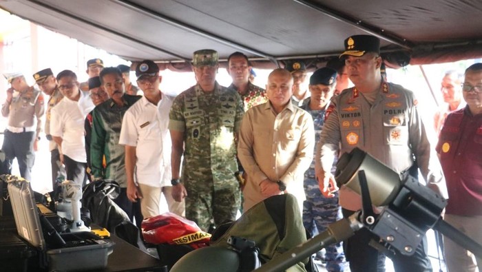 1766228764606-kapolda-babel-irjen-viktor-t-sihombing-dan-unsur-pimpinan-terkait-mengecek-kendaraan-yang-akan-digunakan-di-operasi-lilin-1766197528918_169