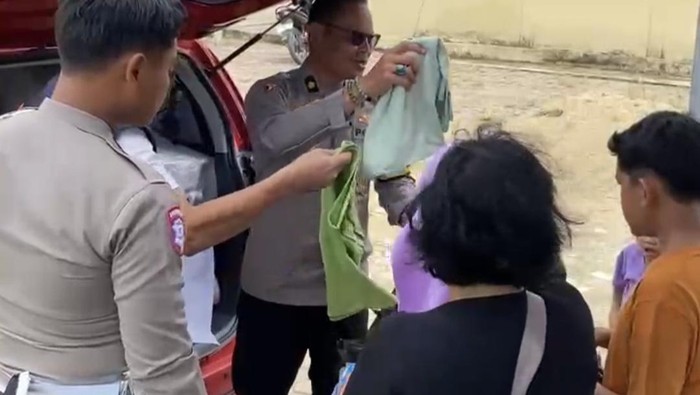 1766250403315-polres-muratara-buka-dapur-lapangan-untuk-para-penumpang-bus-yang-terbakar-di-muratara-1766225211932_169