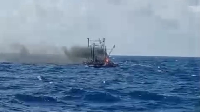 1766250430554-kapal-nelayan-maulana-30-terbakar-di-tengah-perairan-laut-provinsi-lampung-1766210711013_169