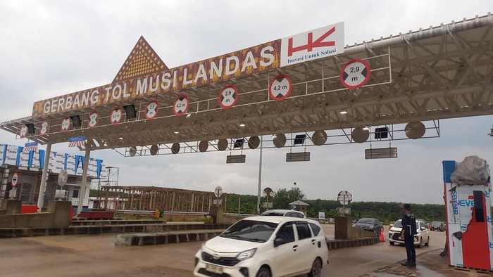 1766358286194-gerbang-pintu-tol-musi-landas-1766321911296_169