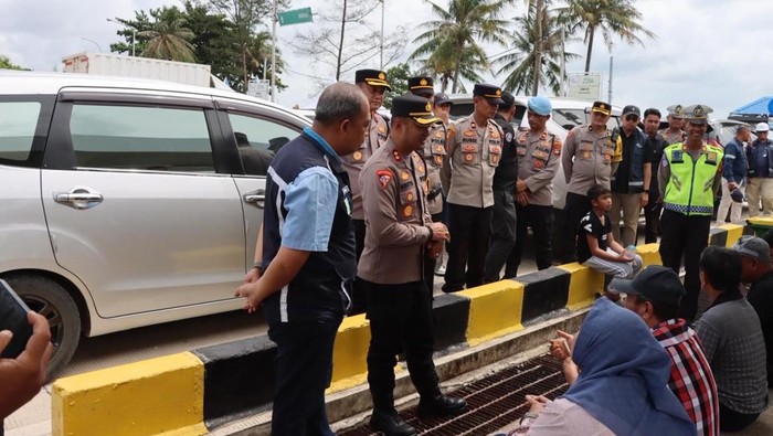 1766423141357-kapolres-babar-akbp-pradana-aditya-nugraha-dan-pju-berbincang-dengan-penumpang-di-pelabuhan-tanjung-kalian-1766411984227_169