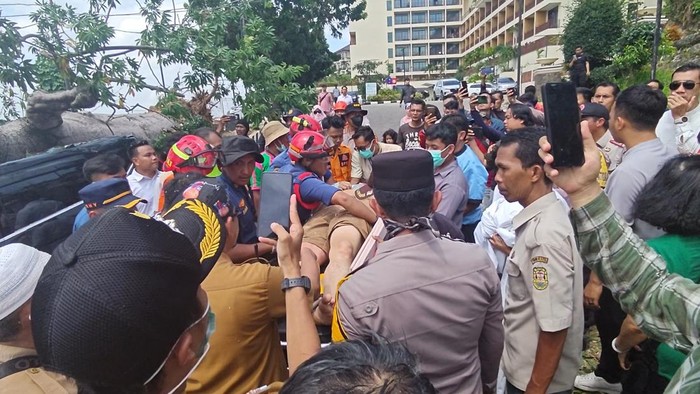 1766487963566-proses-evakuasi-korban-tertimpa-pohon-roboh-di-lampung-1766475853717_169