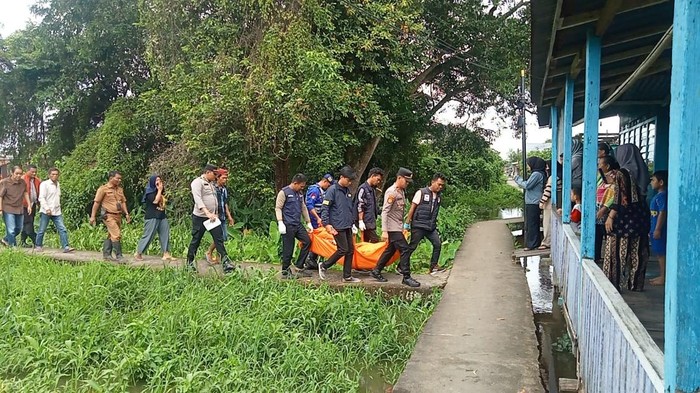 1766509571573-petugas-saat-mengevakuasi-jasad-korban-yang-ditemukan-tewas-di-rawa-dekat-rumahnya-1766484178502_169
