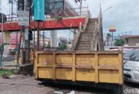 1766552785352-kondisi-bak-sampah-tepat-di-bawah-jpo-km-5-palembang-1766545070903_169