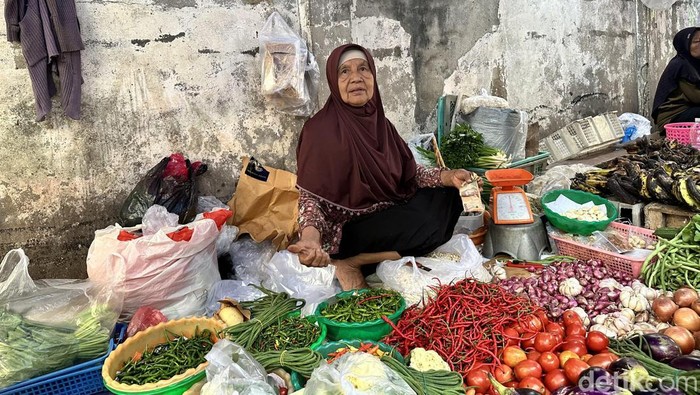 1766595977559-harga-cabai-merah-di-pasar-tradisional-di-palembang-tembus-rp-100000kg-1766590812039_169