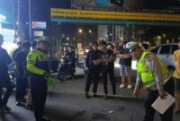 1766595981274-polisi-saat-olah-tkp-lokasi-kecelakaan-di-palembang-1766390390127_169