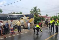 1766682390271-polisi-saat-olah-tkp-kecelakaan-bus-dan-mobil-boks-ekspedisi-di-jalinsum-sarolangun-jambi-1766667715386_169