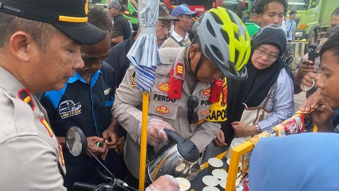 1766941530759-polisi-sajikan-kopi-gratis-di-pelabuhan-bakauheni-lampung-selatan-untuk-pemudik-nataru-1766902119944_169