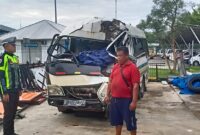 1766941531636-mobil-travel-asal-jawa-ringsek-usai-tabrak-fuso-di-tol-teperka-oki-1766924769913_169