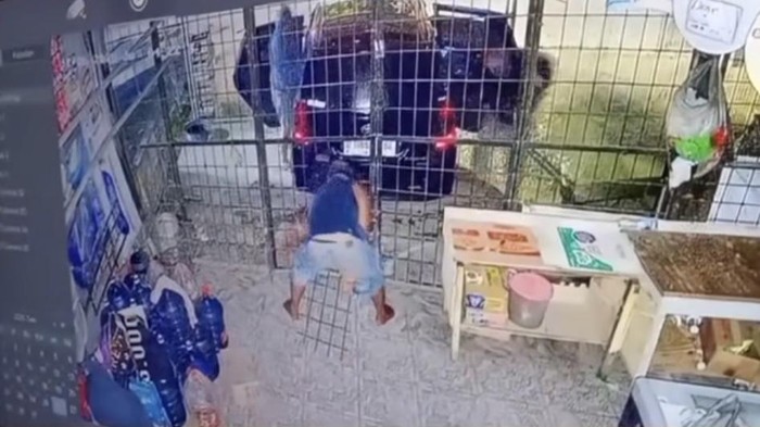 1767006366071-rekaman-cctv-yang-memperlihatkan-empat-pelaku-membobol-toko-sembako-di-palembang-1766993458166_169