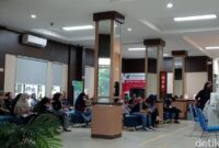 1767027946490-kondisi-ramainya-antrian-warga-di-luar-kantor-dukcapil-demang-lebar-daun-palembang-1767008543528_169