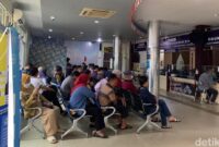 1767071197742-antrian-masyarakat-yang-membayar-pajak-di-kantor-samsat-palembang-1-1767012009486_169