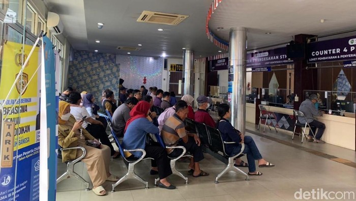 1767071197742-antrian-masyarakat-yang-membayar-pajak-di-kantor-samsat-palembang-1-1767012009486_169
