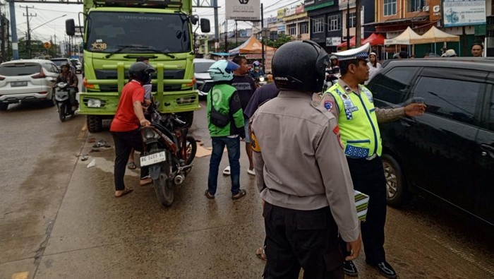 1767092799375-polisi-mengecek-tkp-pemotor-yang-tewas-usai-adu-kambing-dengan-truk-di-palembang-1767085216676_169