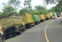 1767092807906-penampakan-truk-batu-bara-di-jambi-yang-parkir-di-bahu-jalan_169
