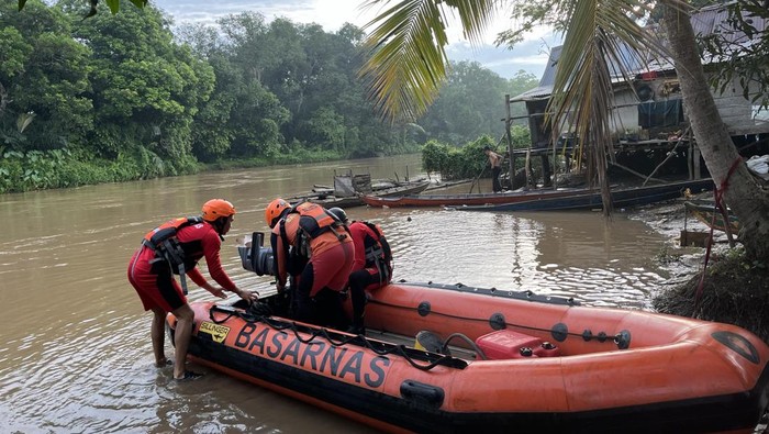 1767114357949-petugas-saat-melakukan-pencarian-terhadap-korban-yang-tenggelam-di-sungai-komering-oki-1767099040357_169