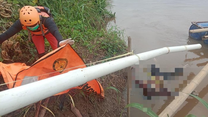 1767114360326-petugas-saat-mengevakuasi-jasad-korban-1767090595748_169