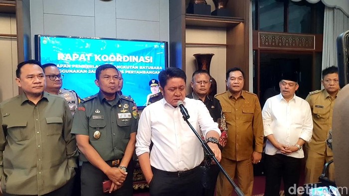 1767157655042-gubernur-sumatera-selatan-herman-deru-1767099788680_169