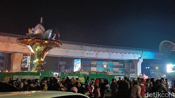 1767200754093-warga-palembang-padati-kawasan-jembatan-ampera-jelang-malam-pergantian-tahun-1767198275785_169