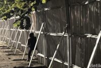 1767200754704-oknum-warga-nekat-menjebol-seng-di-bkb-1767196996275_169