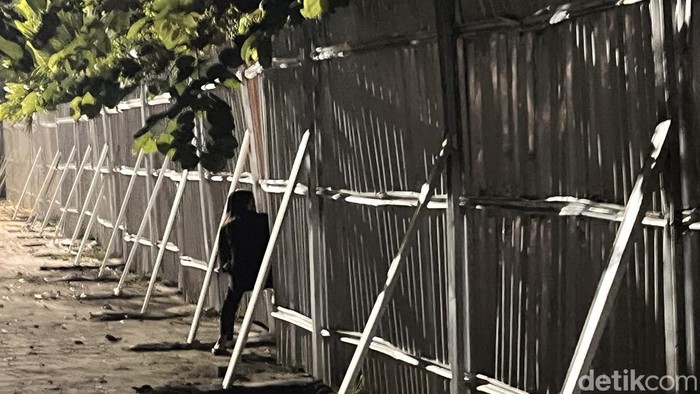 1767200754704-oknum-warga-nekat-menjebol-seng-di-bkb-1767196996275_169