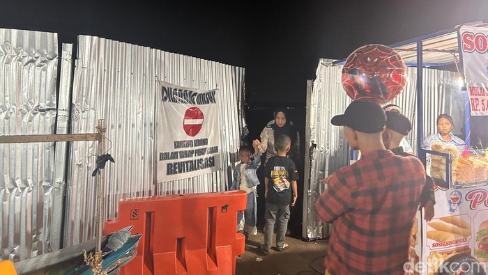 1767222300755-warga-masuk-ke-dalam-bkb-yang-sedang-direvitalisasi-1767209388844_169