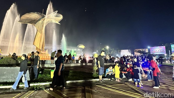 1767222301239-suasana-pergantian-tahun-baru-di-bundaran-jakabaring-palembang-1767204140147_169