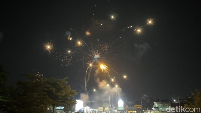 1767222304853-suasana-malam-perayaan-pergantian-tahun-baru-2026-di-jembatan-musi-iv-1767200576973_169