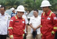 1767244045622-gubernur-jambi-al-haris-bersama-wamen-esdm-yukiot-saat-kanker-di-jambi-1767177365612_169