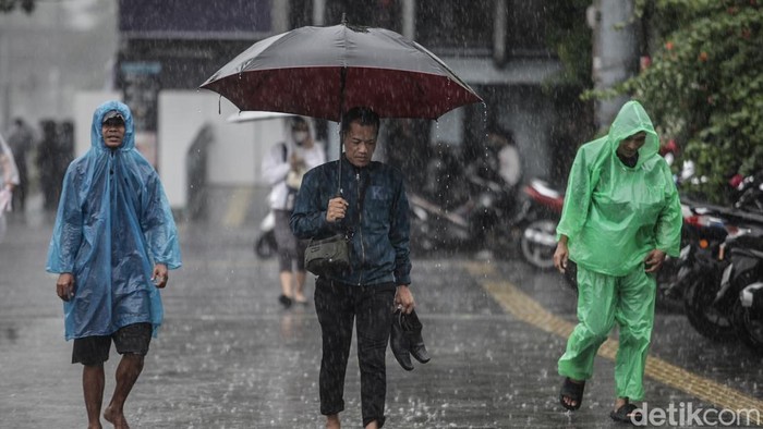 1767244050932-waspada-potensi-cuaca-ekstrem-sepekan-ke-depan-1763018684225_169