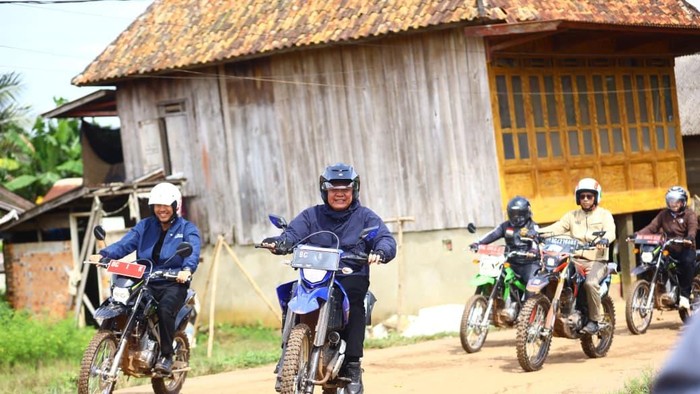 1767244051492-gubernur-sumsel-herman-deru-saat-meninjau-ruas-jalan-di-kabupaten-banyuasin-dan-ogan-komering-ilir-1767194183640_169