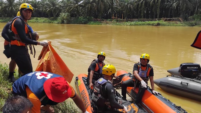 1767265710026-tim-sar-mengevakuasi-jenazah-korban-perahu-karam-di-bungo-jambi-1767250823919_169