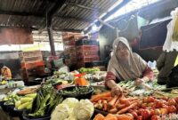1767352067398-pedagang-sayur-mayur-di-pasar-kuto-palembang-1767339566812_169