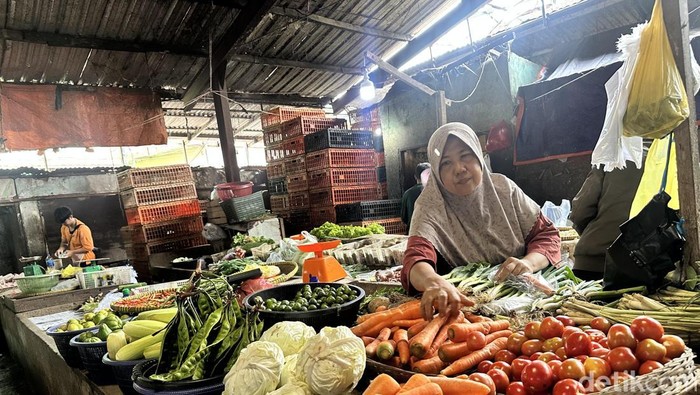 1767352067398-pedagang-sayur-mayur-di-pasar-kuto-palembang-1767339566812_169