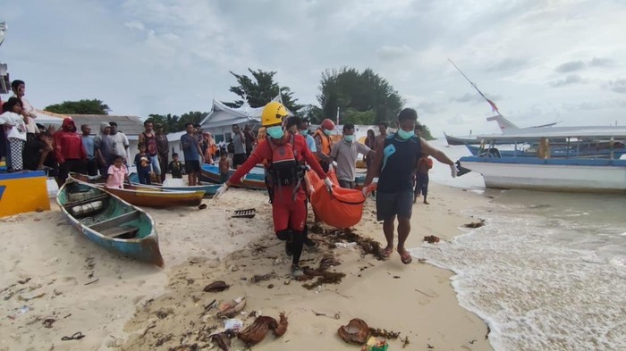 1767352071001-tim-sar-gabungan-sedang-mengevakuasi-korban-1767337042562_169