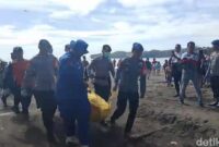 1767352072788-petugas-evakuasi-jenazah-penerjun-payung-yang-alami-kecelakaan-di-pangandaran-1767323924695_169