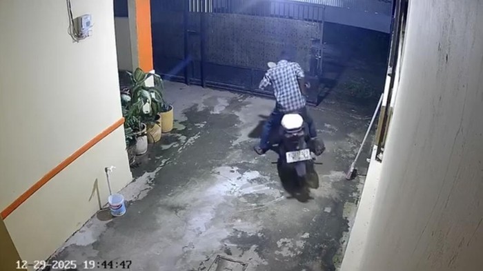 1767373559932-pencuri-motor-bertopeng-di-palembang-terekam-cctv-1767350605918_169
