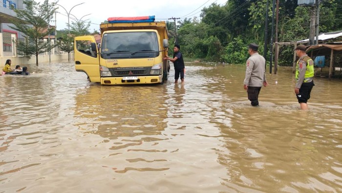1767524800460-banjir-menggenangi-jalintim-jambi-riau-1767516393734_169