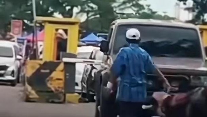 1767546321693-viral-pengedara-mobil-diminta-bayar-rp-20-ribu-saat-parkir-di-kawasan-bkb-palembang-1767444982953_169