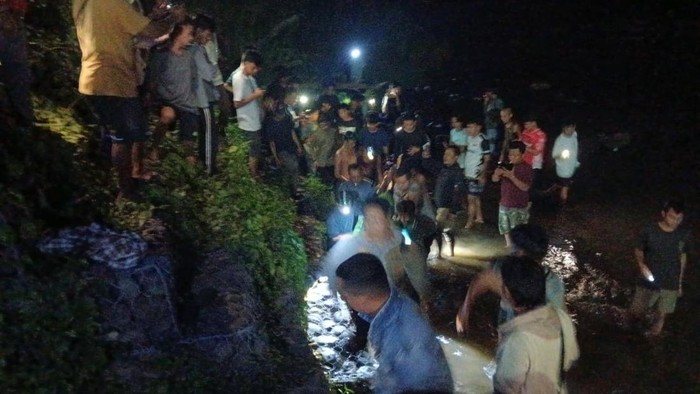 1767546330879-warga-dan-pihak-tni-polri-melakukan-evakuasi-terhadap-jenazah-korban-1767508123280_169