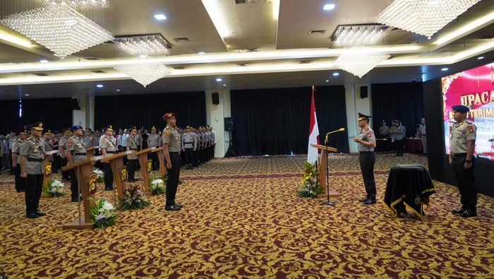 1767611228468-pelantikan-dan-serah-terima-jabatan-di-polda-sumsel-1767594534287_169