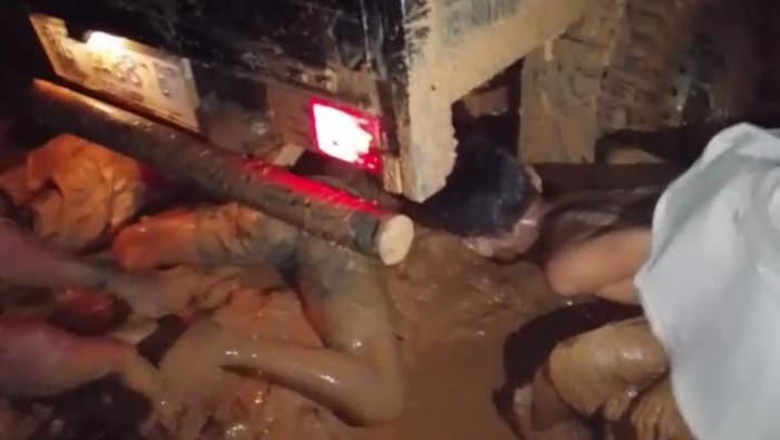 1767611229527-mobil-jenis-pikap-terjebak-di-jalan-rusak-berlumpur-di-wilayah-muba-1767586621658_169