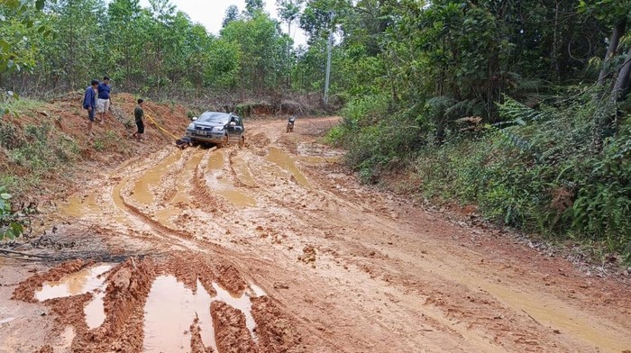 1767697556761-jalan-di-muara-lakitan-musi-rawas-rusak-parah-hingga-membuat-dua-desa-terisolir-1767680081801_169