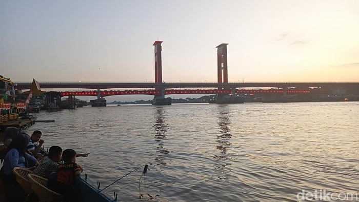 1767697565033-jembatan-sungai-musi-saat-senja-dilihat-dari-kedai-sedolor-mancing-palembang-1756217673195_169