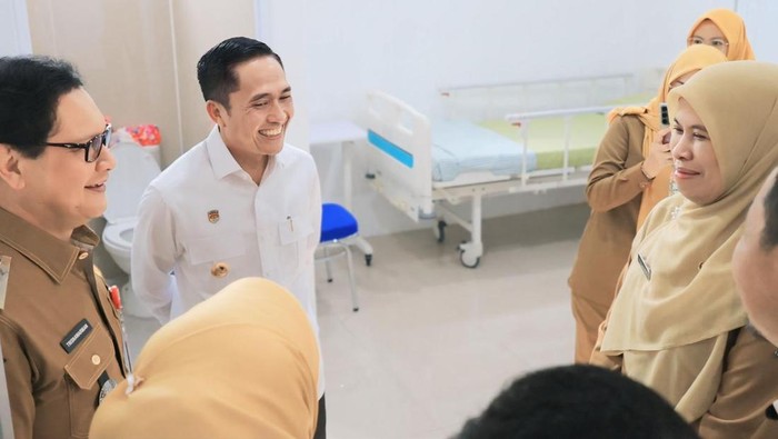 1767719156327-ratu-dewa-saat-mengecek-puskesmas-di-palembang-1767682380103_169