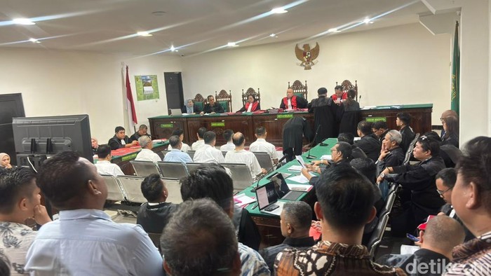 1767719156840-12-terdakwa-korupsi-tambang-batu-bara-di-bengkulu-jalani-sidang-perdana-1767700114794_169