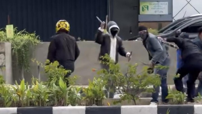 1767783997324-aksi-saling-serang-pakai-sajam-di-depan-salah-satu-mal-palembang-viral-di-media-sosial-1767689641962_169