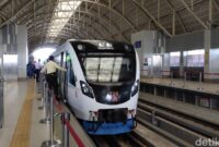 1767848772806-selama-ramadan-penumpang-diperbolehkan-minun-dan-makan-ringan-di-lrt-sumsel-untuk-batalkan-puasa_169
