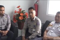 1767870357568-tampang-3-oknum-petugas-bptd-kelas-ii-sumsel-yang-diduga-melakukan-pungli-mobil-bawa-bantuan-ke-aceh-1767863240584_169